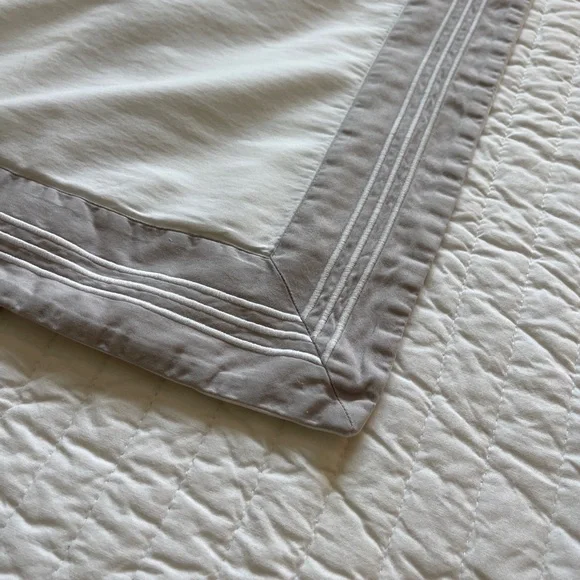 Signoria | Sateen Standard Shams (Set of 2) - Picture 2 of 4